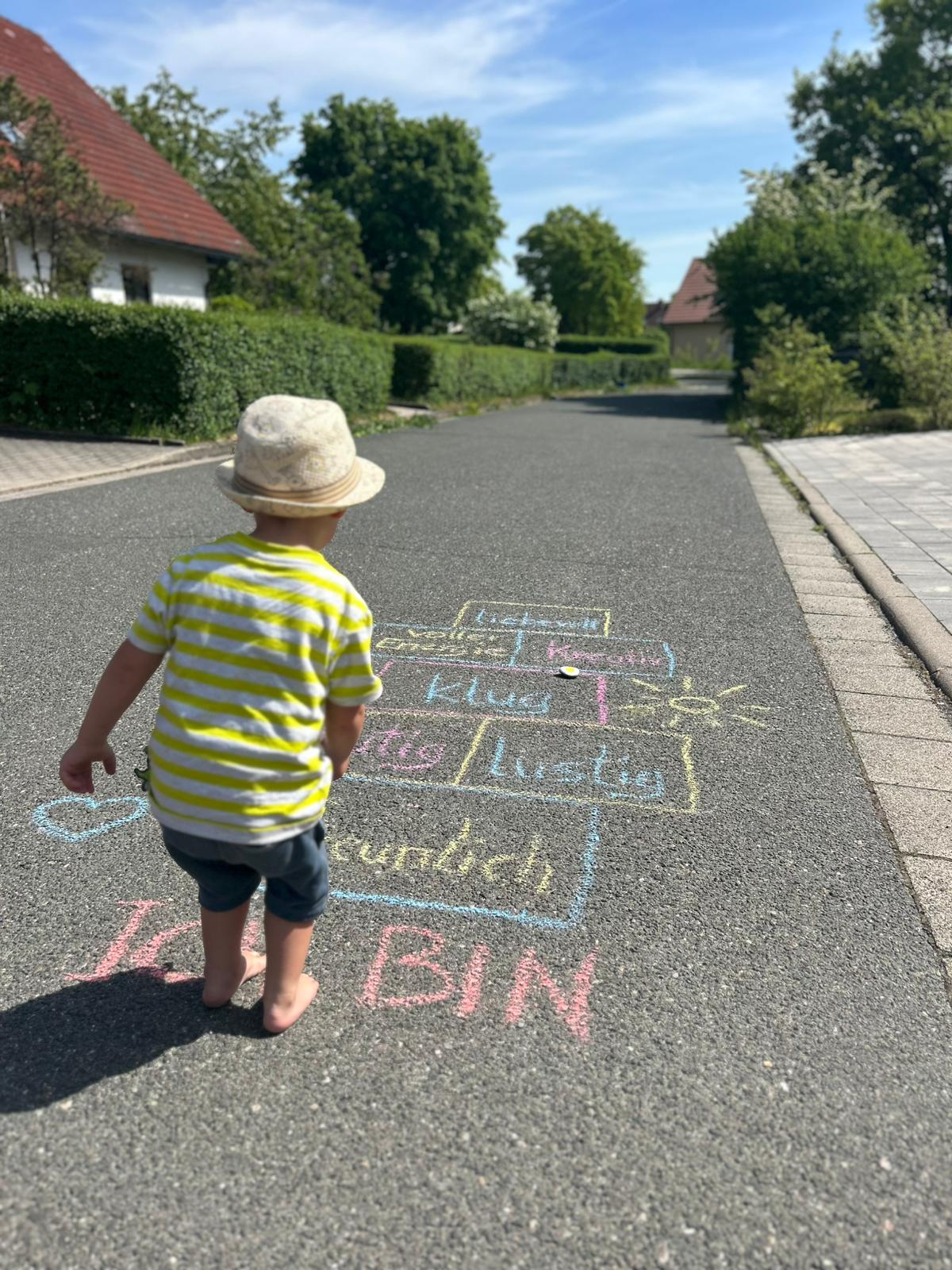 Mutter und Tochter spielen gemeinsam am Tisch